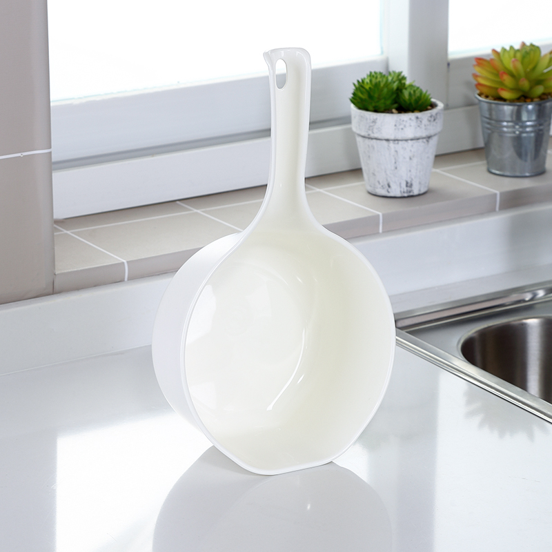 Cucharón de accesorios de cocina de Color personalizado de plástico para el hogar creativo cucharón de agua de cocina profunda con mango corto